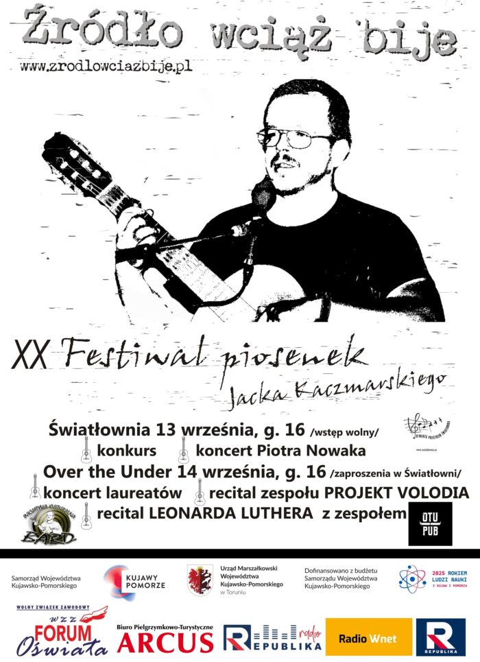 Be My AI: Plakat festiwalowy – czarno-biała grafika z postacią mężczyzny grającego na gitarze i śpiewającego do mikrofonu, stylizowana na szkic.
XX Festiwal piosenek Jacka Kaczmarskiego „Źródło wciąż bije”.
Szczegóły wydarzeń:
- Światłownia, 13 września, godz. 16 (wstęp wolny)
konkurs,
koncert Piotra Nowaka.
- Over the Under, 14 września, godz. 16 (zaproszenia w Światłowni)
koncert laureatów,
recital zespołu PROJEKT VOLODIA,
recital LEONARDA LUTHERA z zespołem.
Na dole znajdują się logotypy i nazwy partnerów oraz sponsorów, m.in. Samorząd Województwa Kujawsko-Pomorskiego, Biuro Pielęgnacyjno-Turystyczne ARCUS, Radio Wnet, Radio Republika i inne.
Adres www: www.zrodlowciazbije.pl.
W lewym dolnym rogu herb organizatora – Inicjatywa Kulturalna BARD.